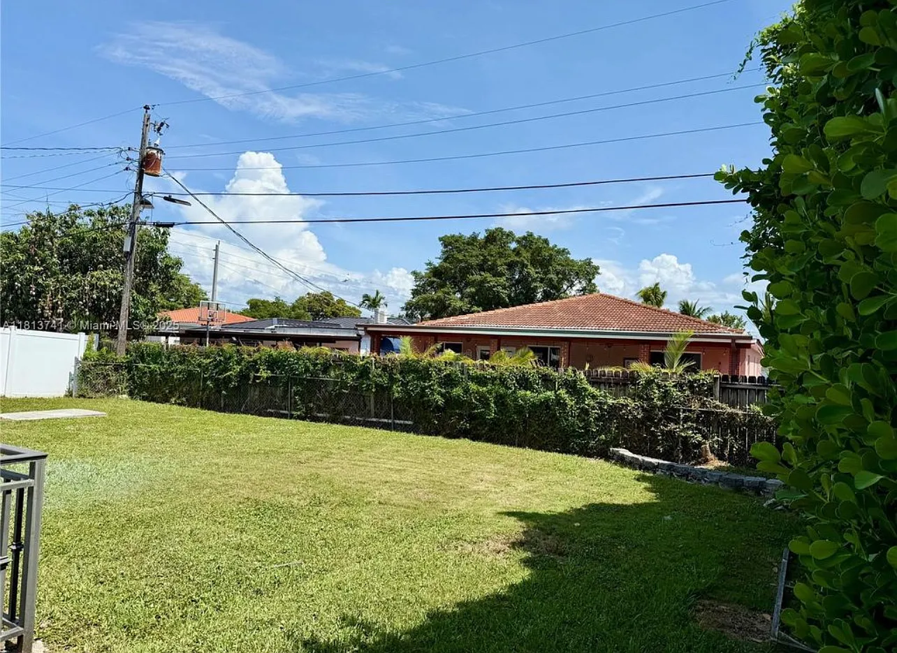 3 bed, 2.5 bath, 1907 sqft, $6,500 — Photo 2