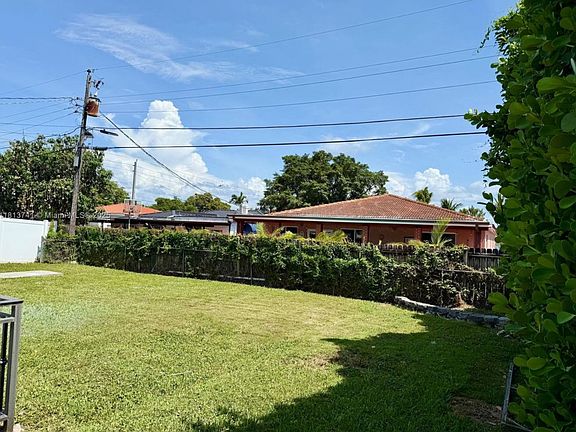 2nd image of 1525 SW 18th St