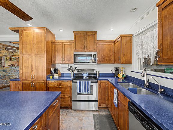 5th image of 914 E 9TH Street