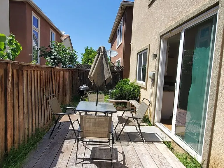 453 Cornwall Gln — Photo 7