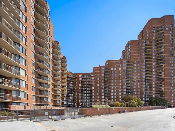 132 Harmon Cove Tower #132, Secaucus, NJ 07094