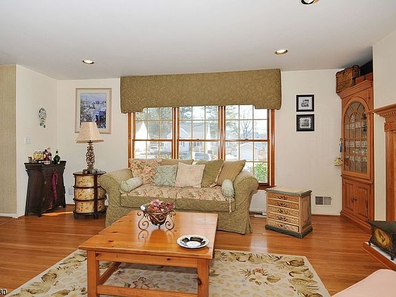 5th image of 7 Oakwood Ave