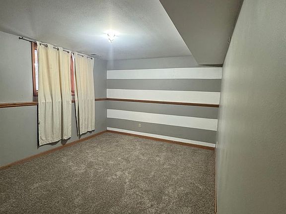 5th image of 904 W Divide Ave