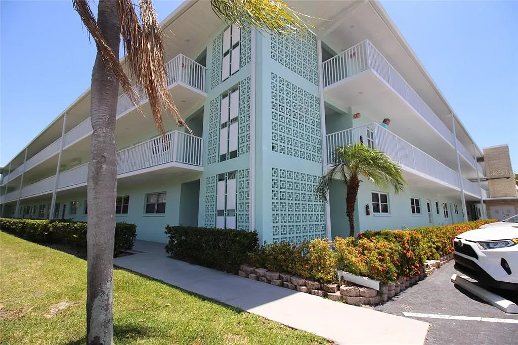 2 bed, 2.0 bath, 1110 sqft, $2,400 — Photo 2