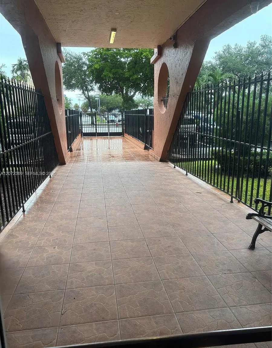 Plaza Of Westland Condo — Photo 4
