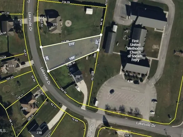 215 Lakeside Drive, Sneads Ferry, NC 28460