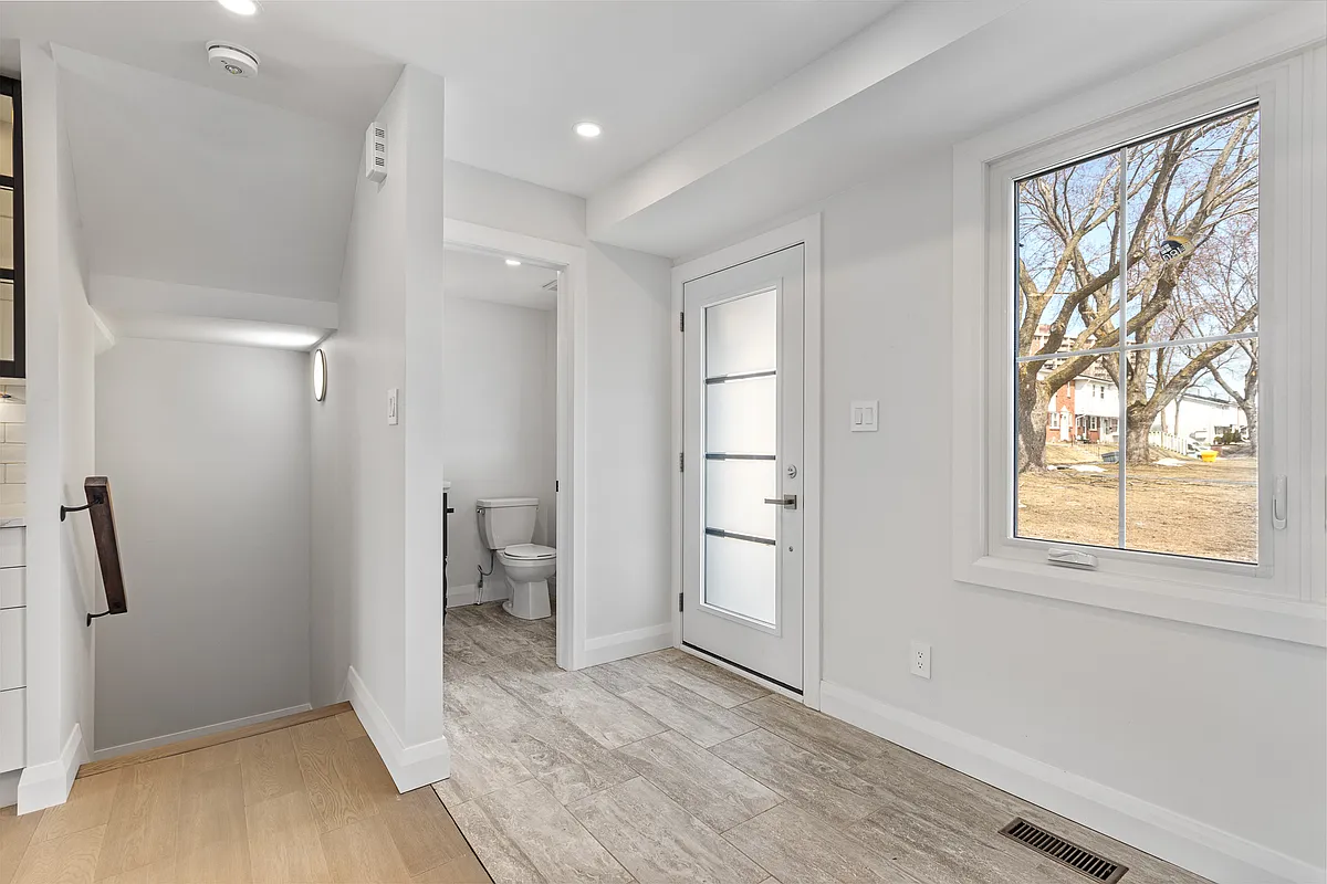 Building Photo - 660 Hochelaga St