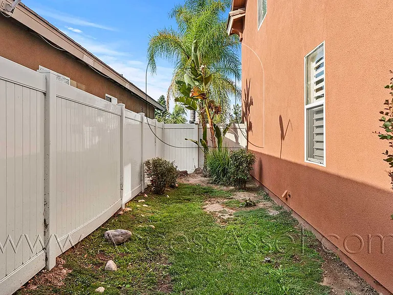 1358 Baldwin St — Photo 34