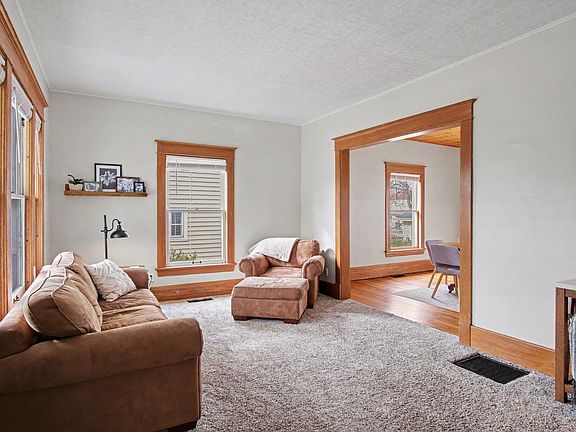 4th image of 55 Benjamin Ave NE