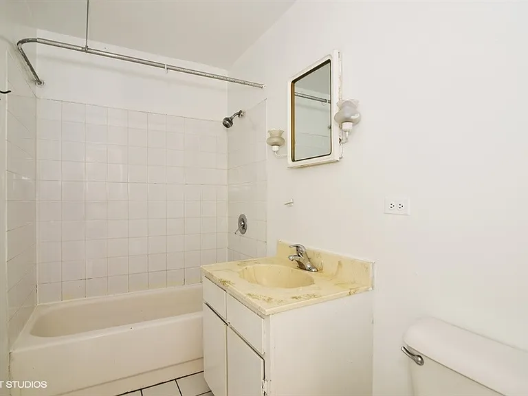 947 W Oakdale Ave #2E — Photo 8