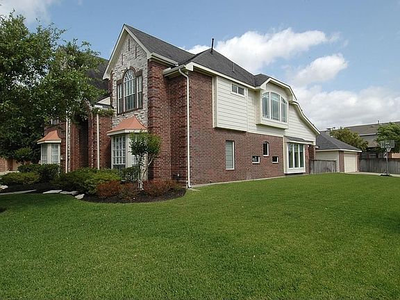 2nd image of 5534 Emerald Pointe Ct