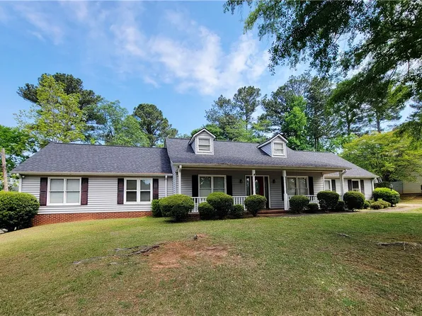 1804 1st St, Lanett, AL 36863