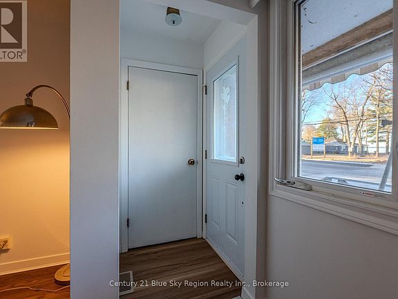 3rd image of 994 Premier Rd