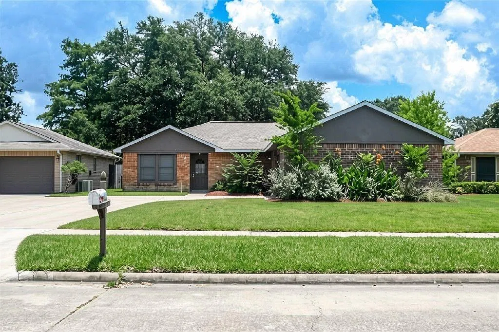 3 bed, 3.0 bath, 2139 sqft, $2,000 — Photo 1