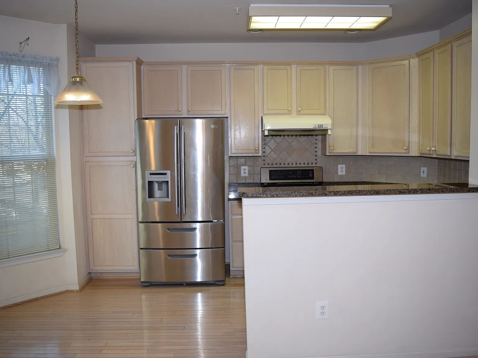 4 bed, 3.5 bath, 1960 sqft, $3,300 — Photo 2