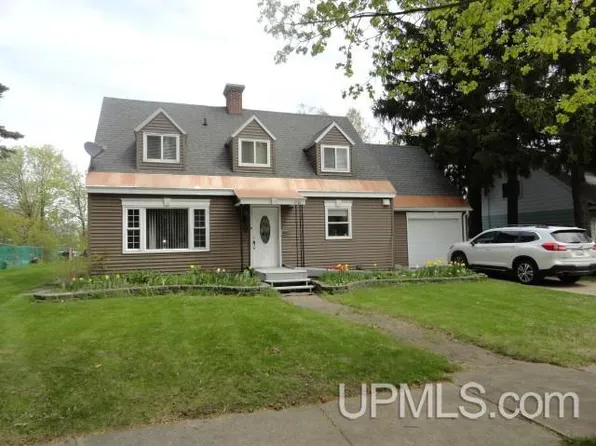 201 E Jewell St, Munising, MI 49862