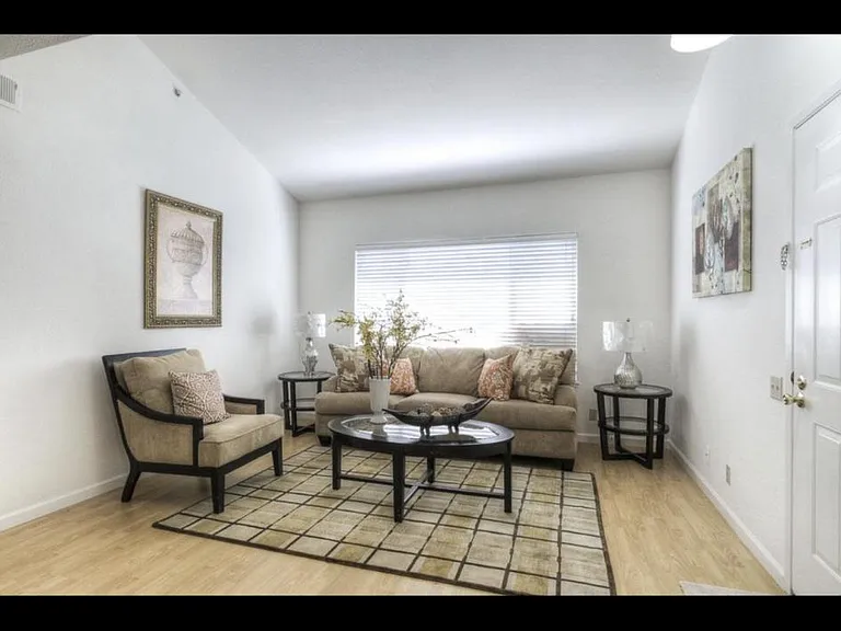 308 Hackamore Ln — Photo 3