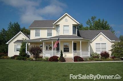Front View : Nice sized lot with landscaping in quiet neighborhood make this house appealing!