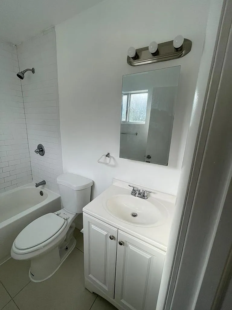Building Photo - 465 NE 139th St #467
