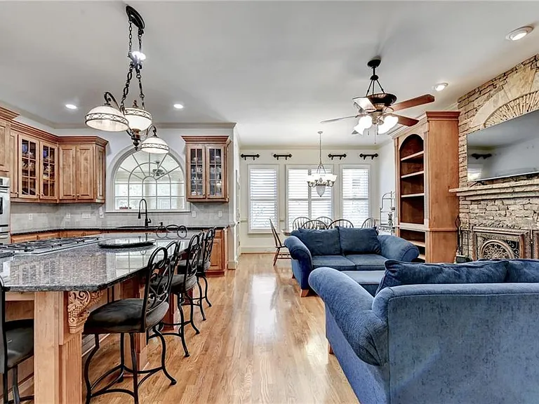 8910 Pinehurst Cv — Photo 32