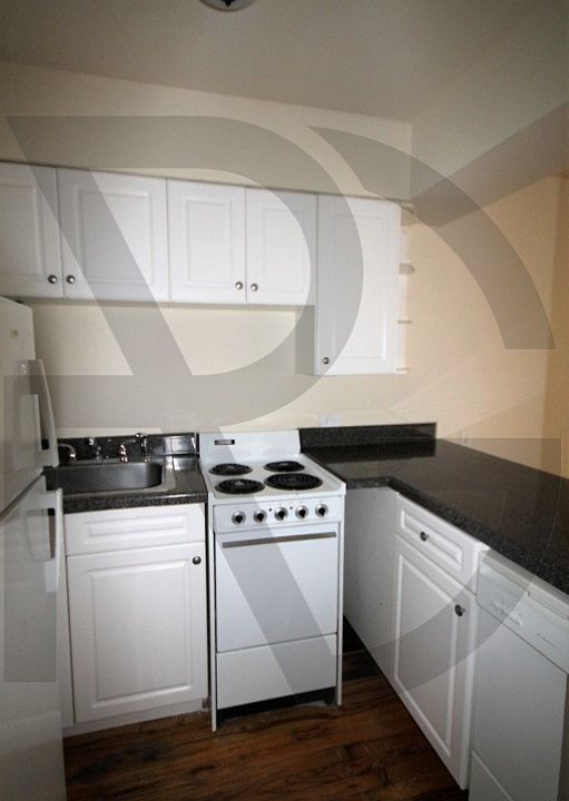 2nd image of 1220 N La Salle Dr #1220G4