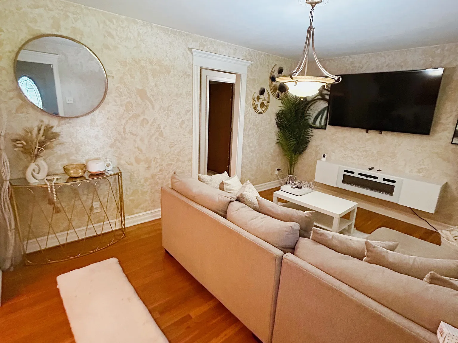 2 bed, 910 sqft, $2,000 — Photo 1