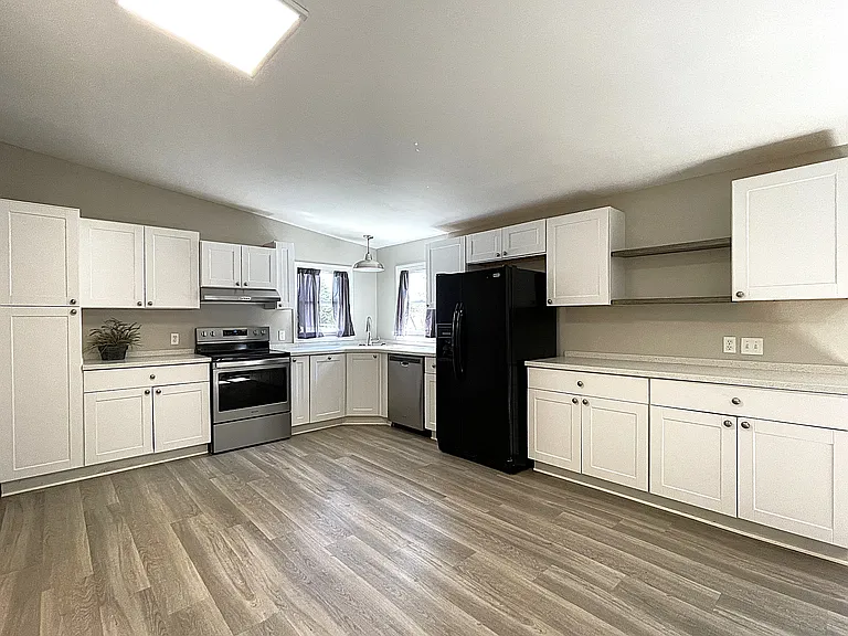 512 Howard Gap Rd — Photo 4