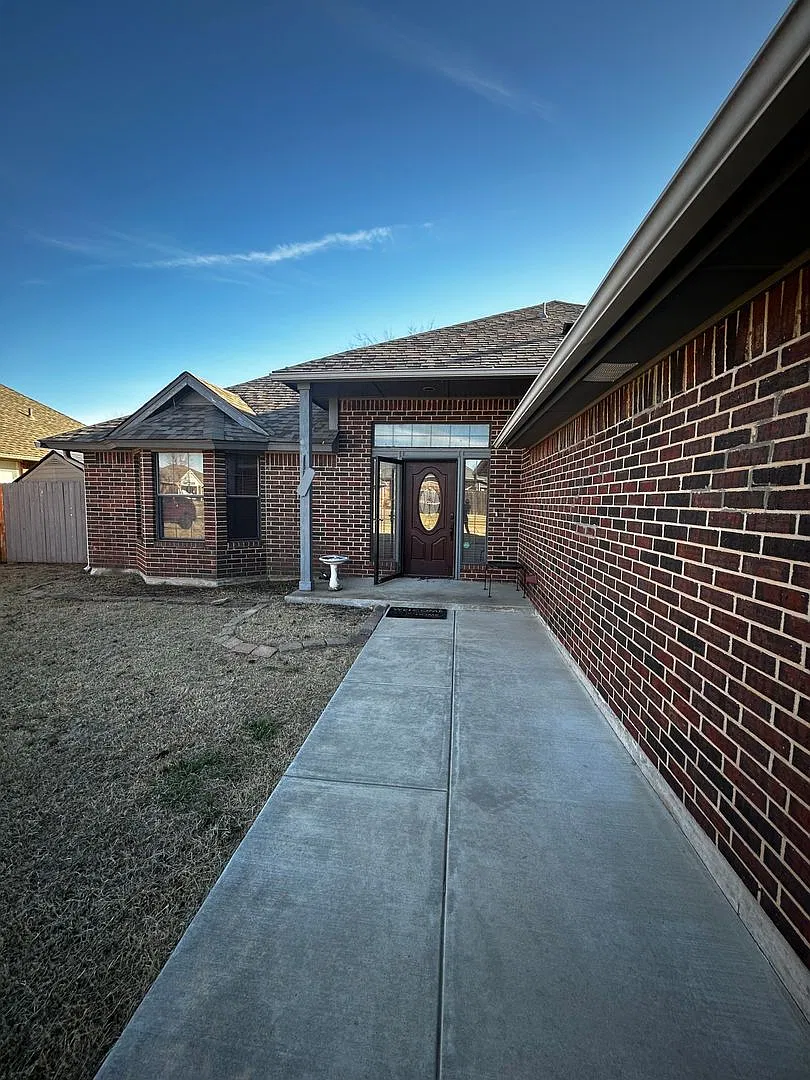 3BR 2BA house plus den in Yukon!! — Photo 2