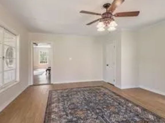 5th image of 924 E Houston Ave