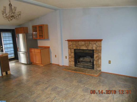 5th image of 1030 W Kings Hwy