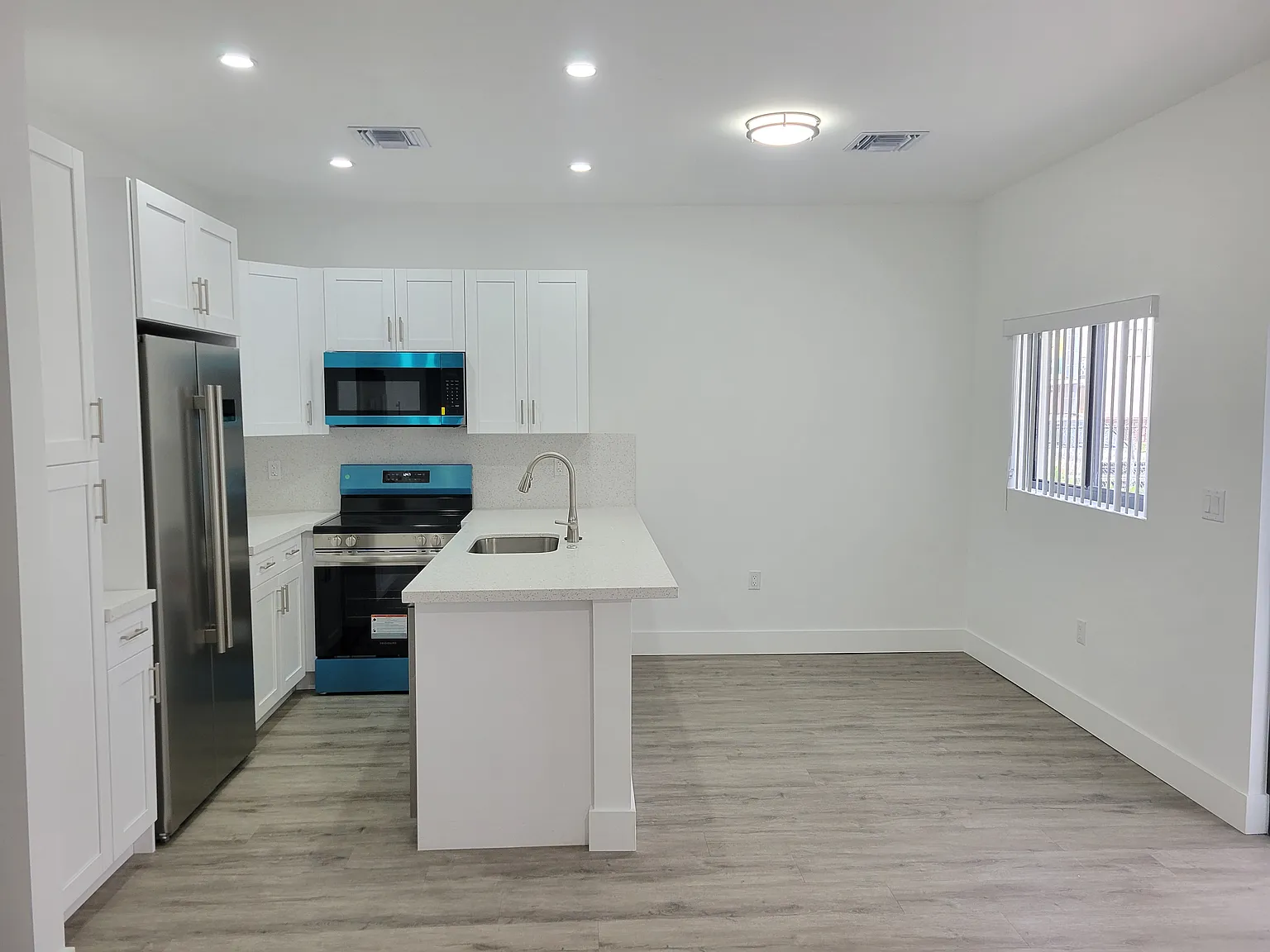 3-Bedroom, 2.5-Bathroom Townhouse in Hollywood with Amazing Amenities. — Photo 2