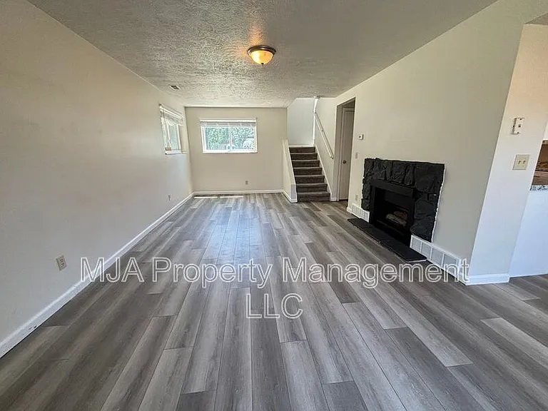 1817 E Vine St — Photo 2