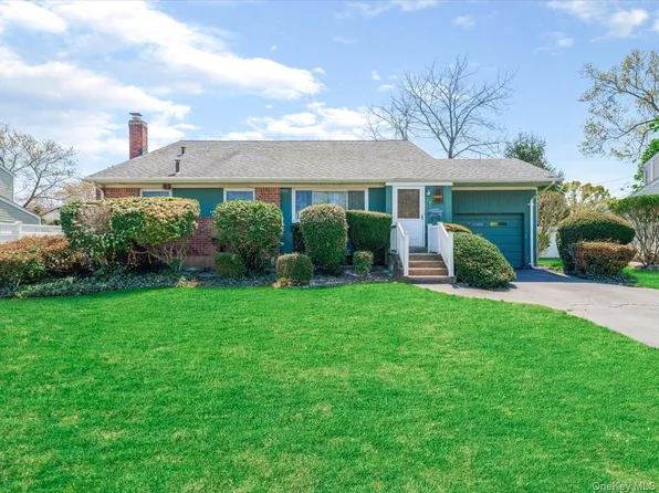 24 Jerold Street, Plainview, NY 11803