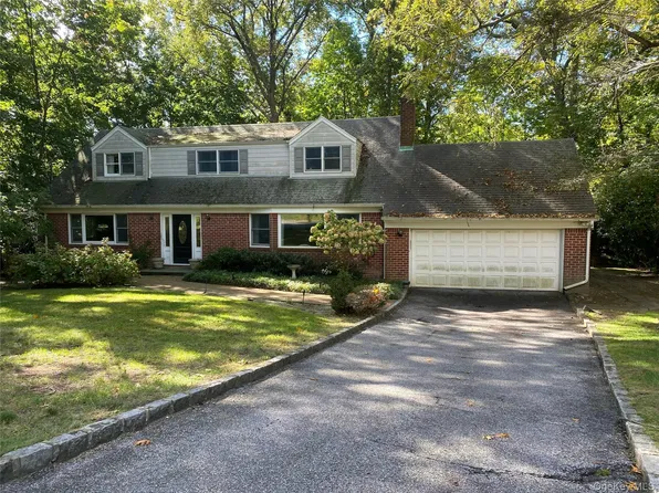 18 Sills Court, Centerport, NY 11721