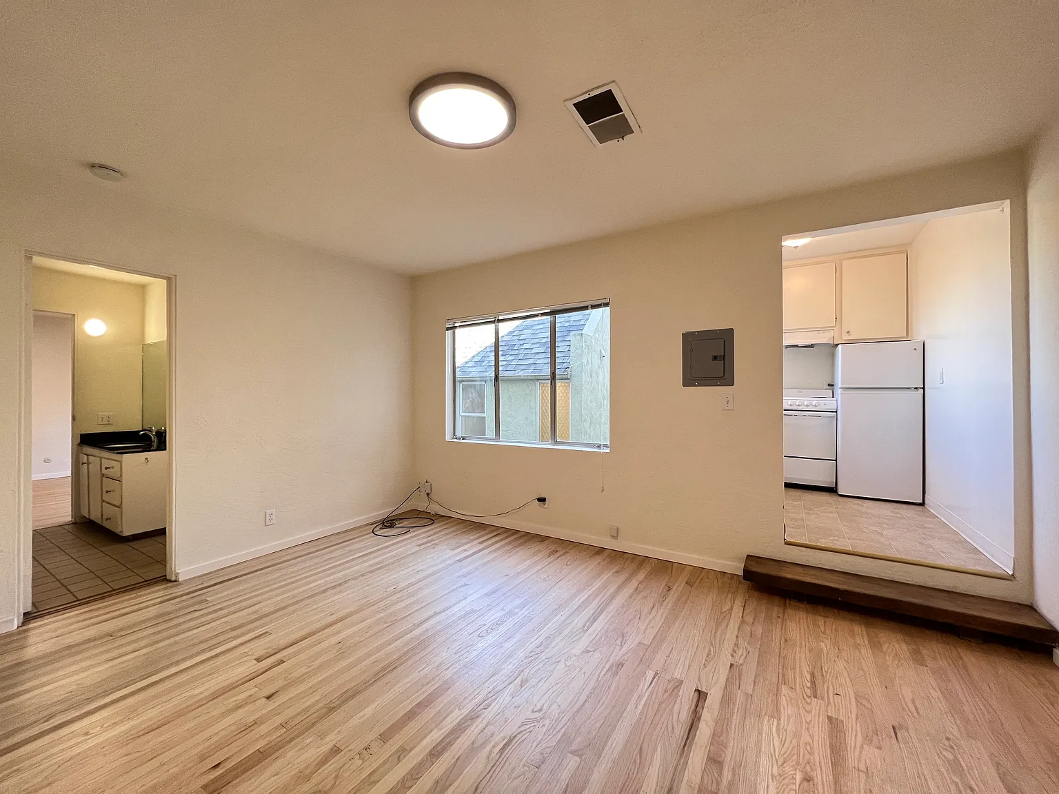 2541-2569 Le Conte Ave — Photo 4