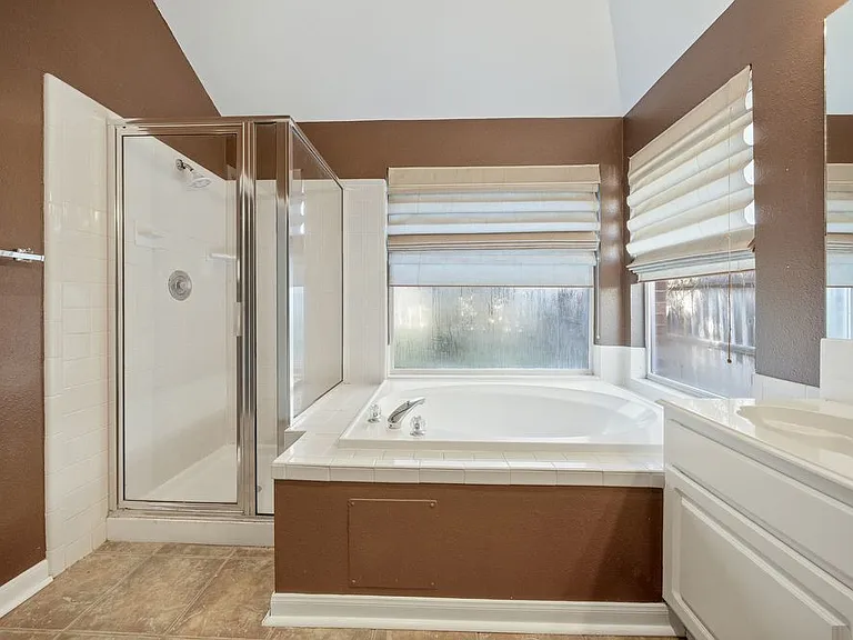 8218 Parkland Hills Dr — Photo 17