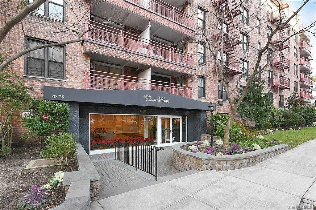 4325 Douglaston Pkwy APT 2B photo 1