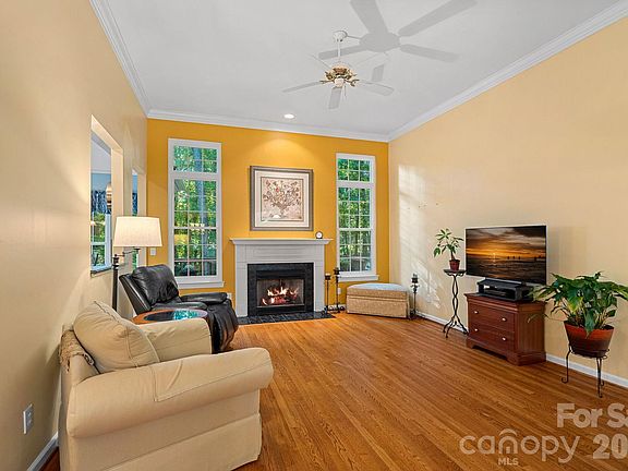 4th image of 4932 Derbyshire Dr