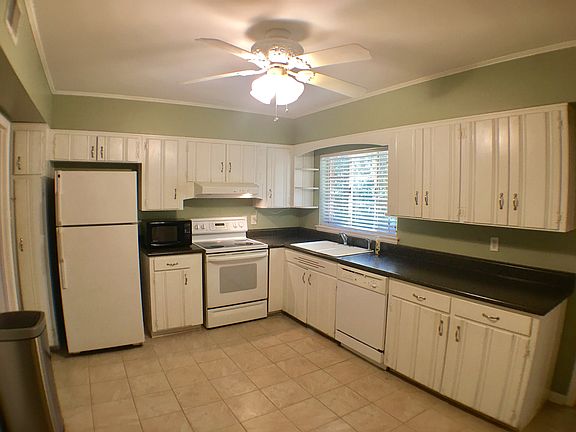 Large kitchen w/nook!