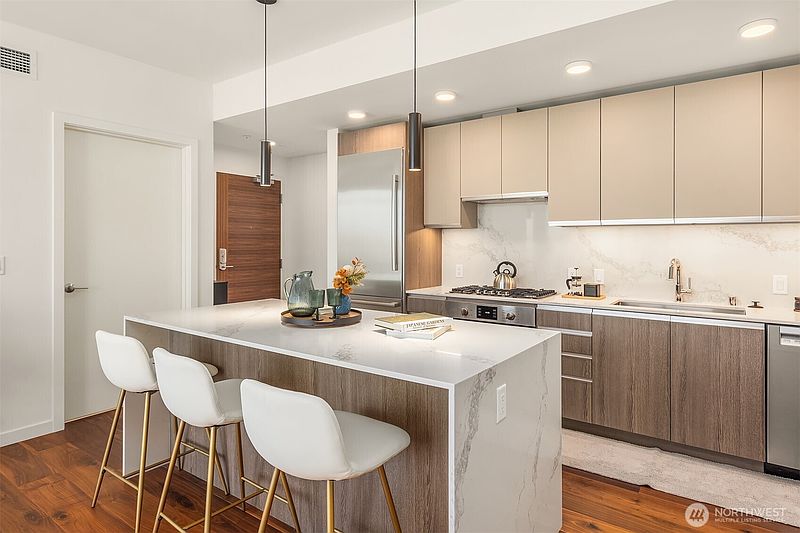 3rd image of 800 Columbia Street #2609