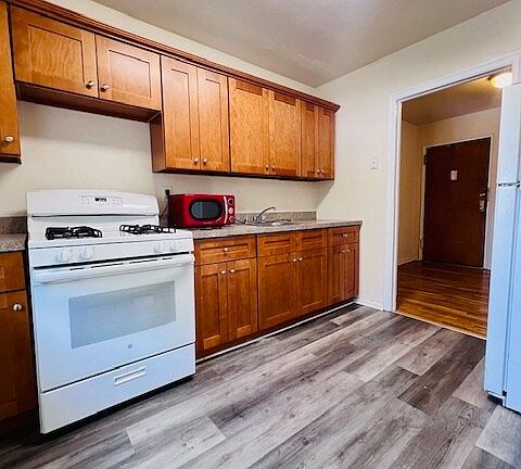 5th image of 401 Park Ave APT D