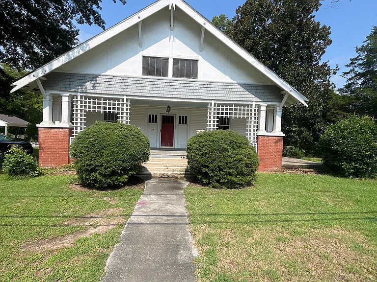302 College St S — Photo 1