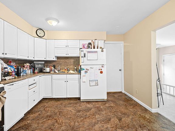 5th image of 303 Miller St