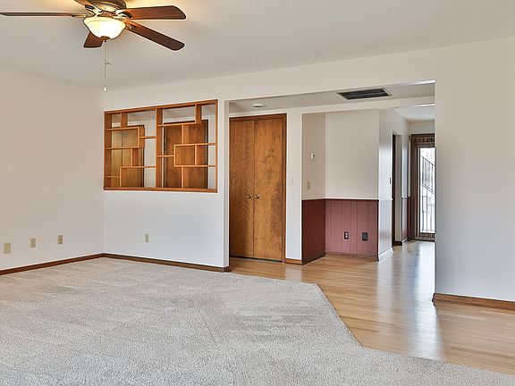 5th image of 909 W 1st St APT 2