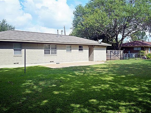 3rd image of 412 Sherry Ln