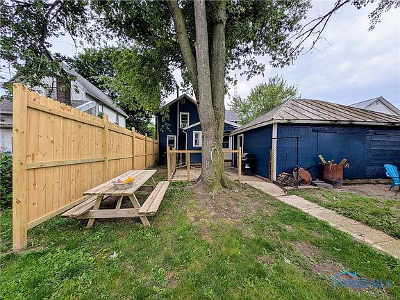 3rd image of 204 W Stone St