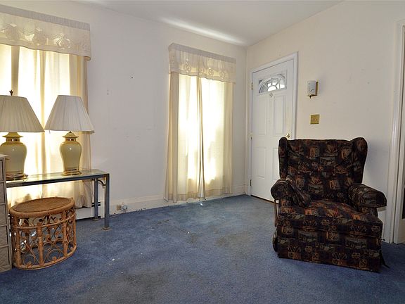 2nd image of 40 Oak St