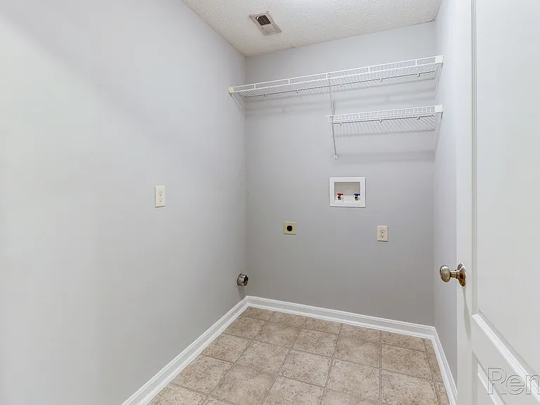 Crossroads Apartments — Photo 12