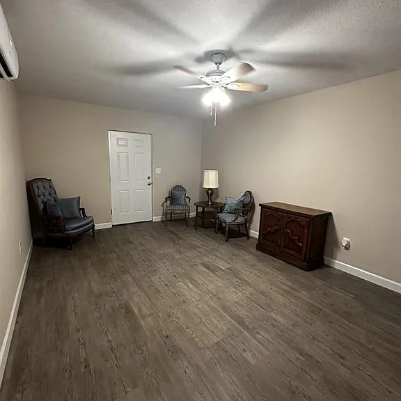 1036 Dequeen Blvd #B — Photo 2
