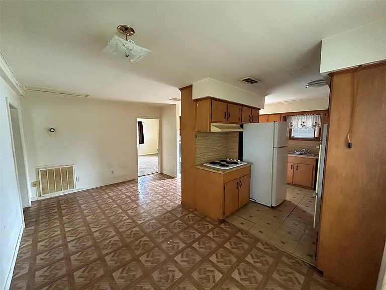 2570 Stadium Dr — Photo 9